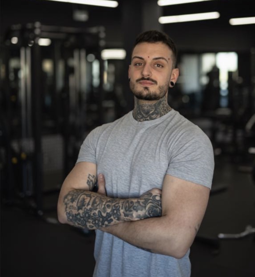 Entrenador de Onyx Strength Studio corrigiendo la técnica en sala